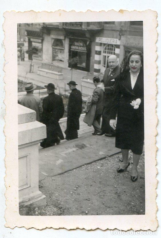 Fotograf&iacute;a antigua: Santander, sacerdotes bajando las escaleras en la Plaza de la Catedral, y edificio desaparecido