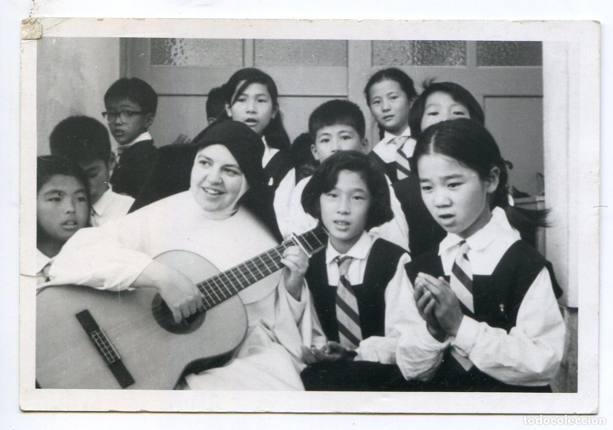 Fotograf&iacute;a antigua: Monja con guitarra y ni&ntilde;as orientales, a&ntilde;os 60