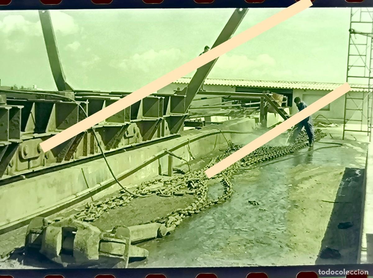 Fotograf&iacute;a antigua: Antiguo negativo de fotograf&iacute;a Trabajos de mantenimiento cadenas estructuras del barco Mallorqu&iacute;n.