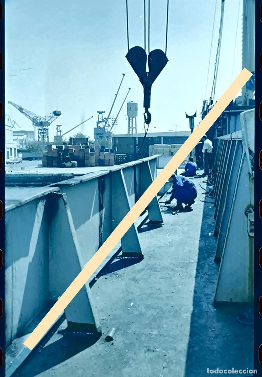 Fotograf&iacute;a antigua: Antiguo negativo de fotograf&iacute;a. Trabajos de reparaci&oacute;n en la cubierta del barco Luba. A&ntilde;os 90