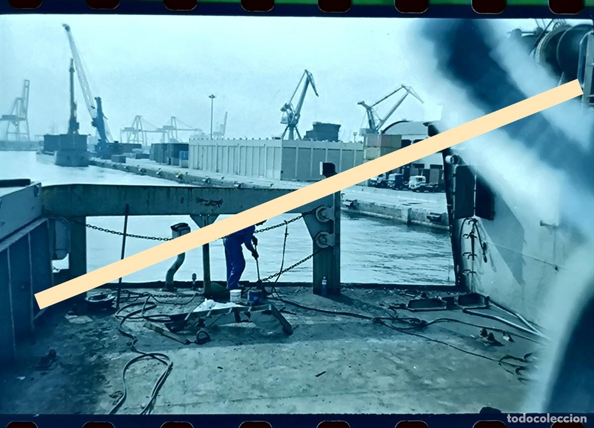 Fotograf&iacute;a antigua: Antiguo negativo de fotograf&iacute;a. Operarios durante trabajos de reparaci&oacute;n en la cubierta barco Luba