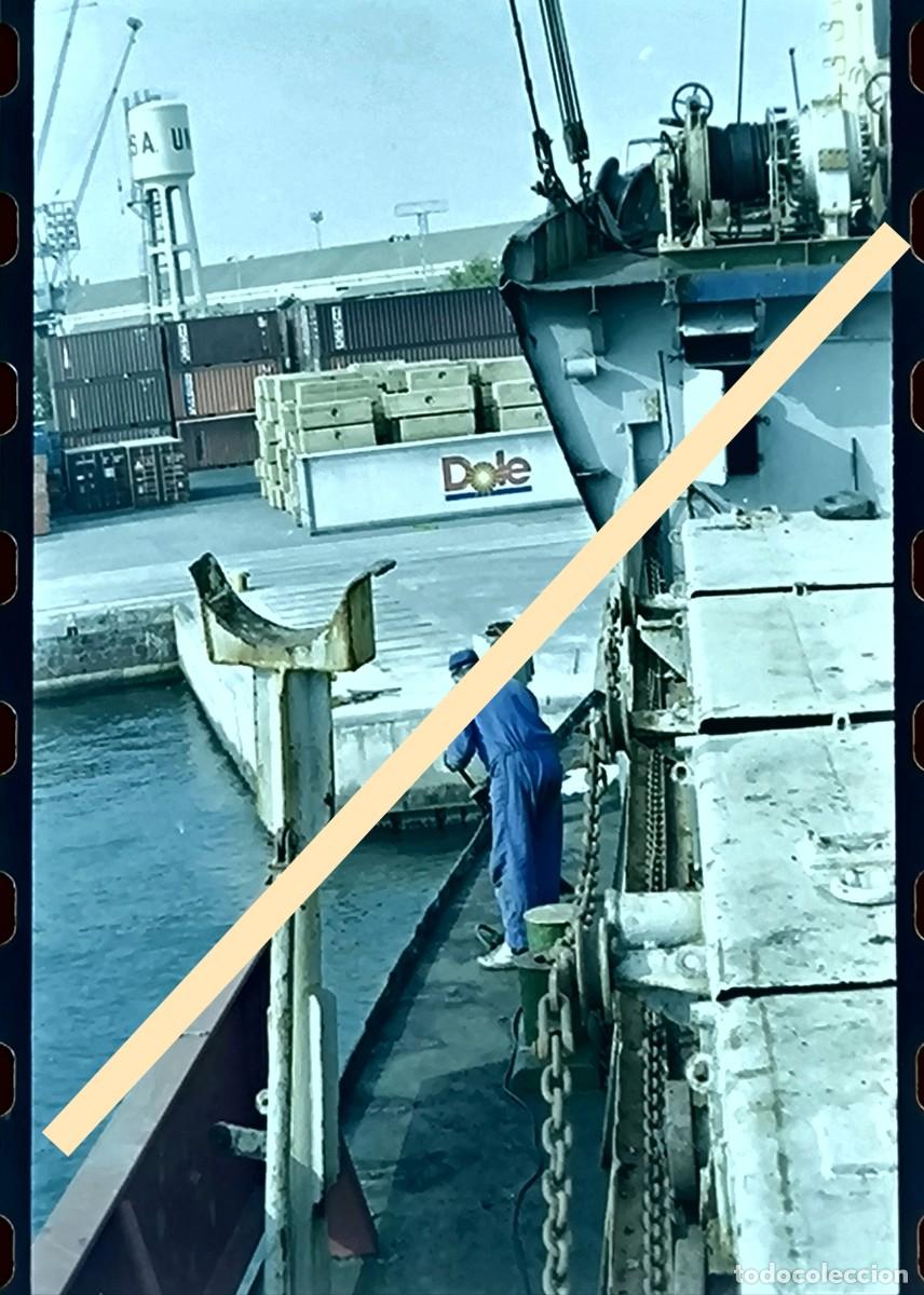 Fotograf&iacute;a antigua: Antiguo negativo de fotograf&iacute;a. Trabajos de reparaci&oacute;n en la cubierta del barco Luba. A&ntilde;os 90