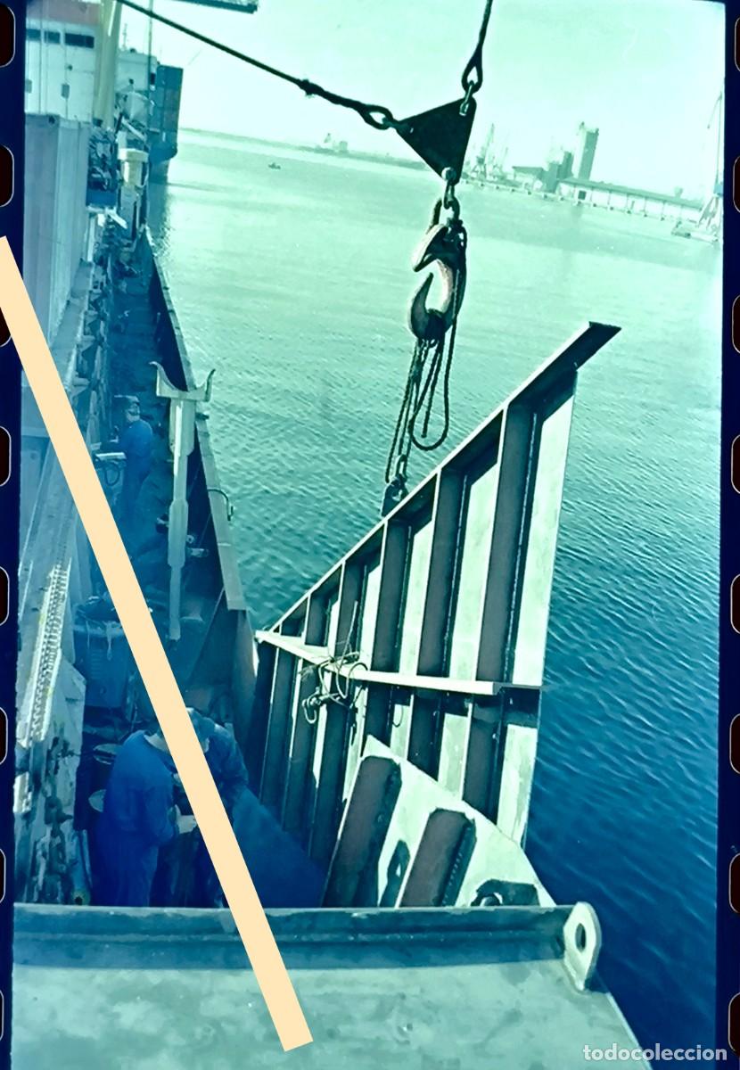 Fotograf&iacute;a antigua: Antiguo negativo de fotograf&iacute;a. Trabajos de reparaci&oacute;n en la cubierta del barco Luba. A&ntilde;os 90