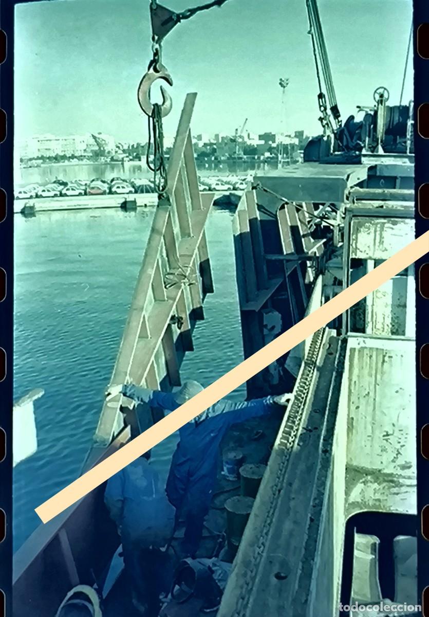 Fotograf&iacute;a antigua: Antiguo negativo de fotograf&iacute;a. Trabajos de reparaci&oacute;n en la cubierta del barco Luba. A&ntilde;os 90