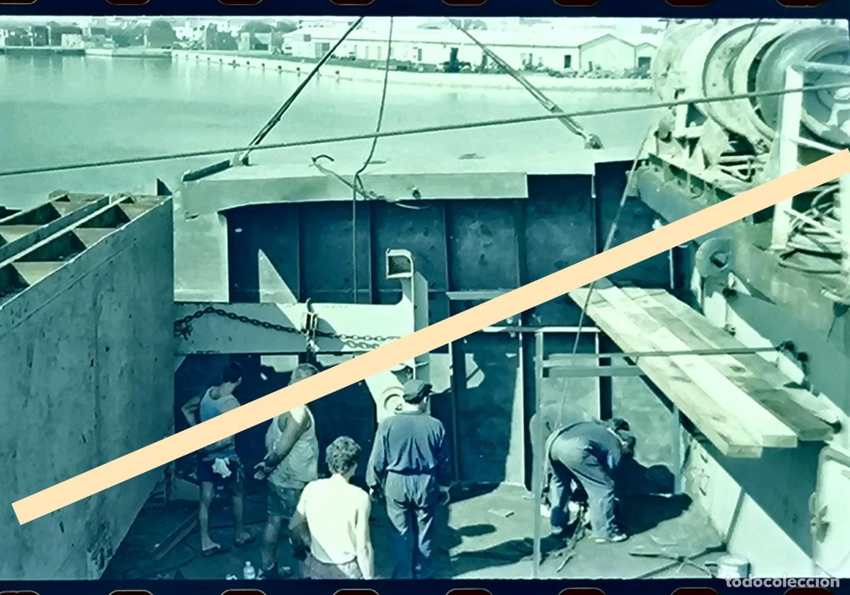 Fotograf&iacute;a antigua: Antiguo negativo de fotograf&iacute;a. Trabajos de reparaci&oacute;n en la cubierta del barco Luba. A&ntilde;os 90