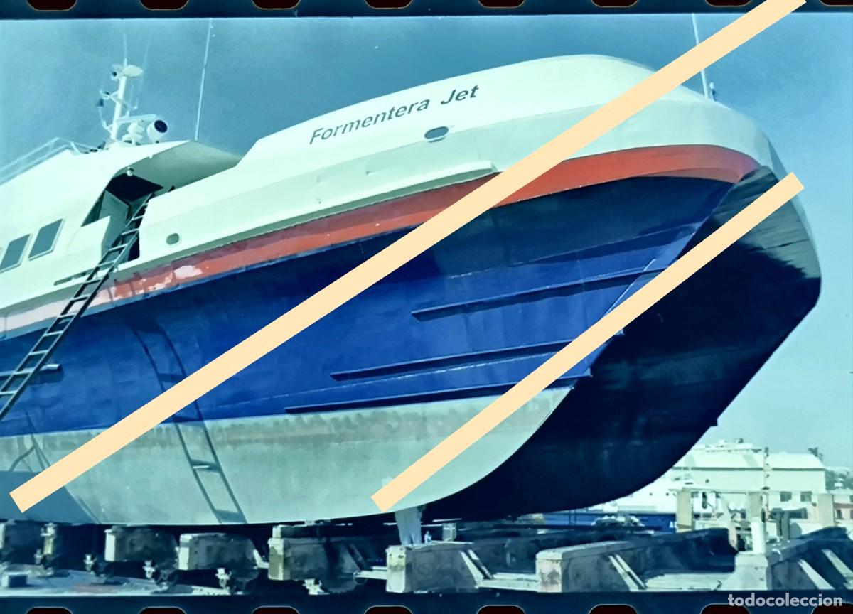 Fotograf&iacute;a antigua: Antiguo negativo de fotograf&iacute;a. Barco Formentera Jet en seco, trabajos de mantenimiento. A&ntilde;os 90