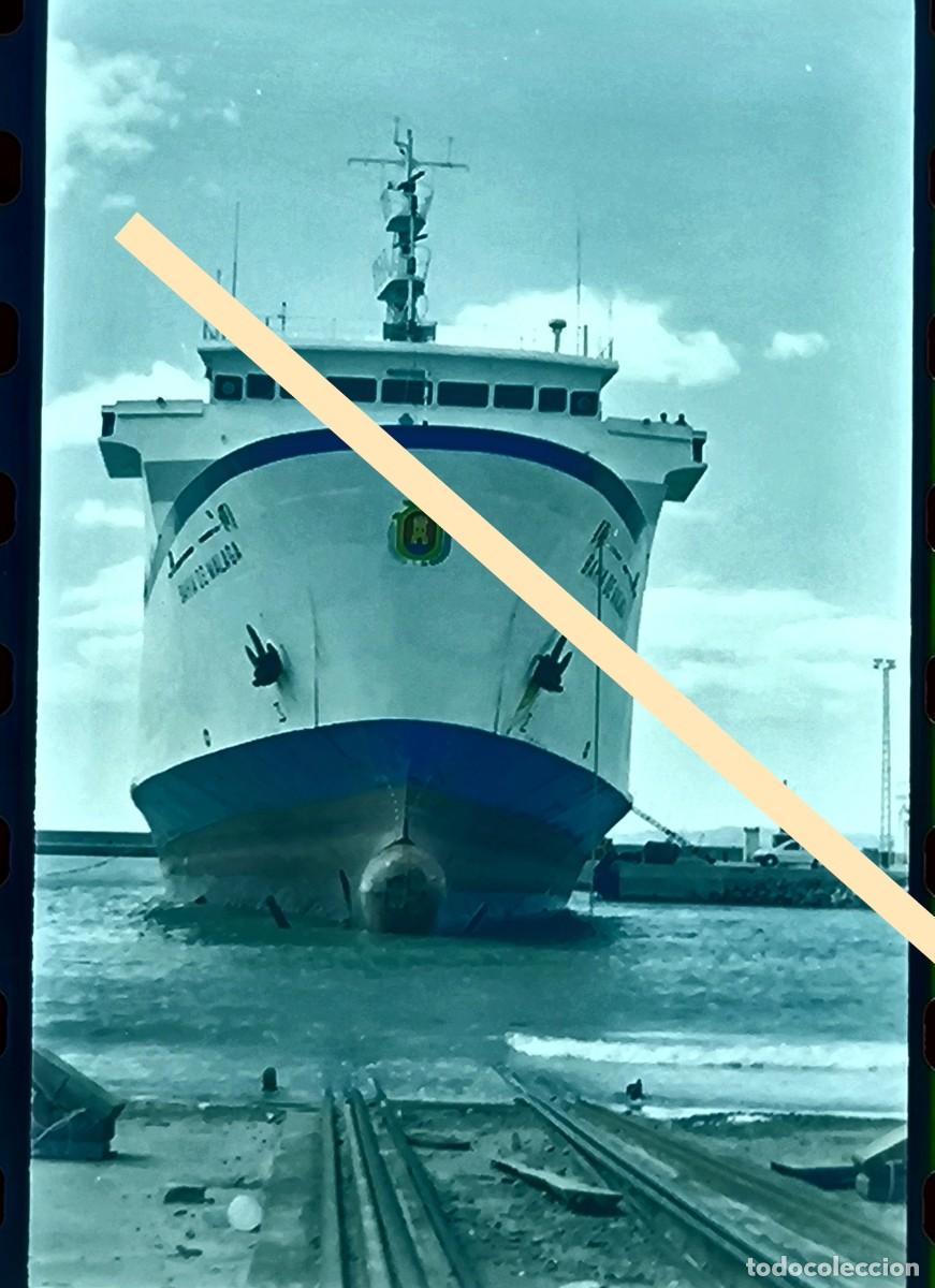 Fotograf&iacute;a antigua: Antiguo negativo de fotograf&iacute;a. Barco Bah&iacute;a de M&aacute;laga, trabajos de reparaci&oacute;n. A&ntilde;os 90