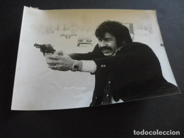 Fotograf&iacute;a antigua: HOMBRE CON REVOLVER ANTIGUA FOTOGRAFIA ORIGINAL 18 X 24 CM