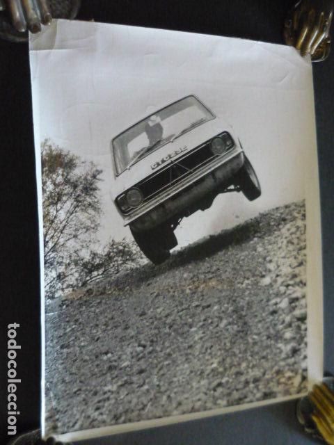Fotograf&iacute;a antigua: AUTOMOVILISMO RALLYE DE INGLATERRA 1967 CORREDOR ROGER CLARK ANTIGUA FOTOGRAFIA ORIGINAL 18 X 24 CM