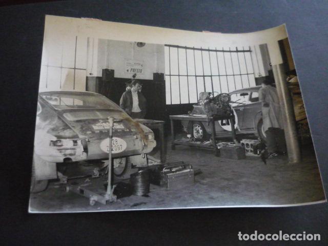 Fotograf&iacute;a antigua: AUTOMOVILISMO RALLYE DE MONTECARLO 1968 COCHES PORSCHE ANTIGUA FOTOGRAFIA ORIGINAL 18 X 24 CM