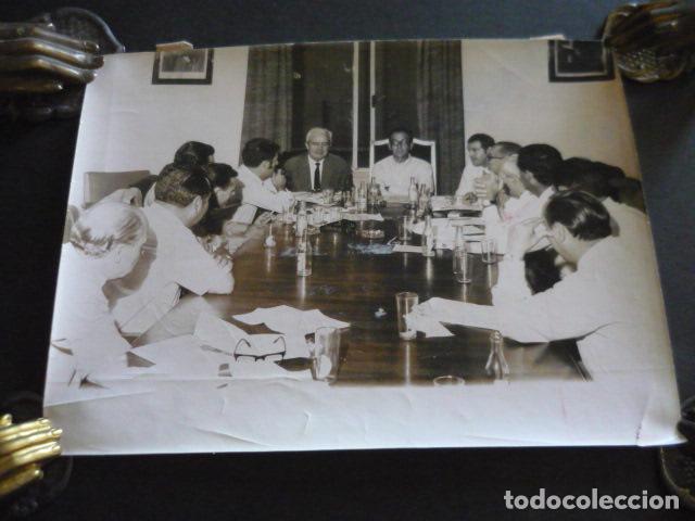 Fotograf&iacute;a antigua: MADRID REUNION SINDICATO DEL ESPECTACULO CONVENIO TAURINO ANTIGUA FOTOGRAFIA 18 X 24 CM