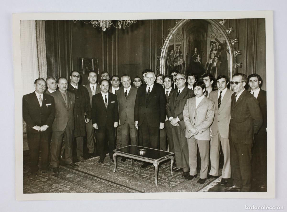 Fotograf&iacute;a antigua: CLUB NATACI&Oacute;N BARCELONETA CON EL ALCALDE PORCIOLES, 13X18CM. A&Ntilde;O 1970