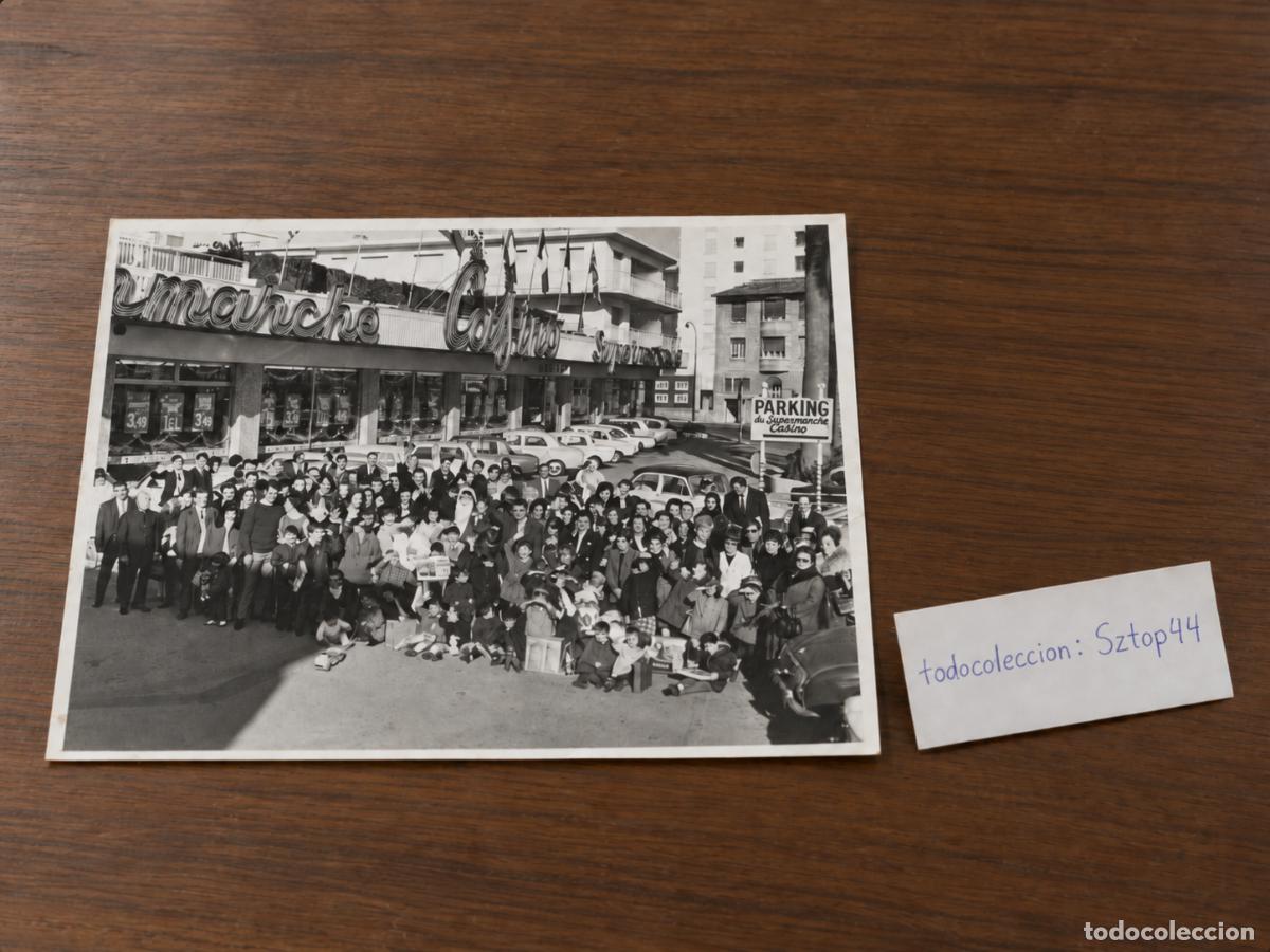 Fotograf&iacute;a antigua: Fotograf&iacute;a Antigua de &Eacute;poca - Grupo de Personas frente a Supermarch&eacute; Casino - A&ntilde;os 60 / Vintage