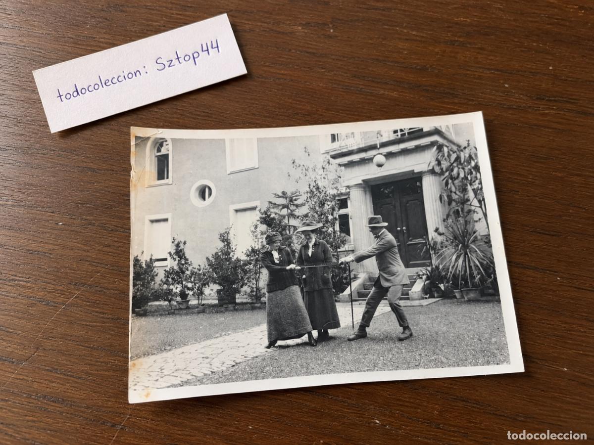 Fotograf&iacute;a antigua: Fotograf&iacute;a Antigua de &Eacute;poca - Escena Humor&iacute;stica / Grupo en Jard&iacute;n de Villa - A&ntilde;os 10/20 / Vintage