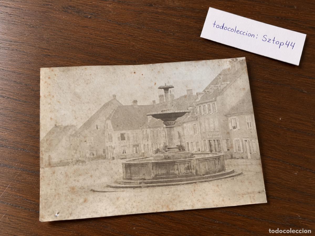 Fotograf&iacute;a antigua: Fotograf&iacute;a Antigua de &Eacute;poca - Gran Fuente en la Plaza de un Pueblo / Vintage - C. 1900