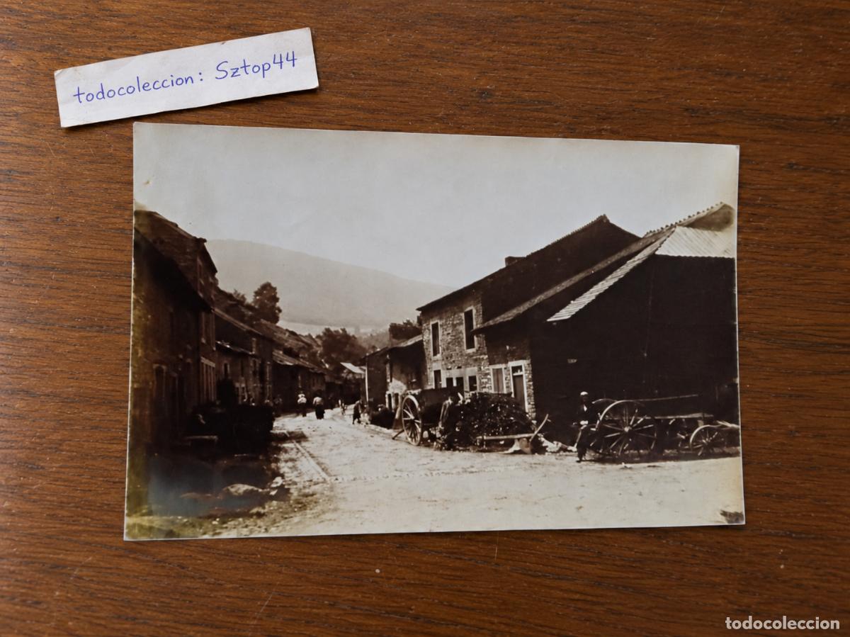 Fotograf&iacute;a antigua: Fotograf&iacute;a Antigua de &Eacute;poca - Escena Rural / Calle de Pueblo con Carros de Madera - C. 1910