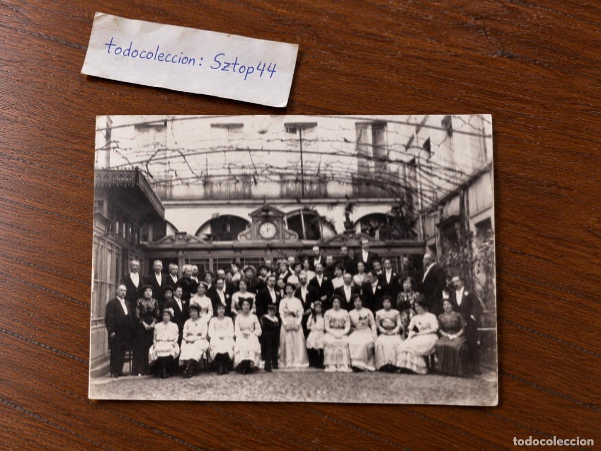 Fotograf&iacute;a antigua: Fotograf&iacute;a Antigua de &Eacute;poca - Gran Retrato de Boda / Grupo Elegante en Patio con Reloj - C. 1910