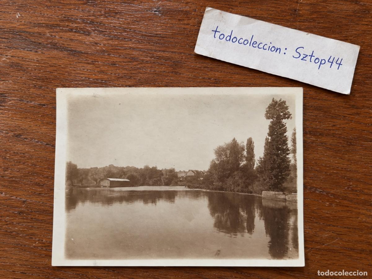 Fotograf&iacute;a antigua: Fotograf&iacute;a Antigua de &Eacute;poca - Paisaje Fluvial / R&iacute;o con Casa Barco y &Aacute;rboles - C. 1920