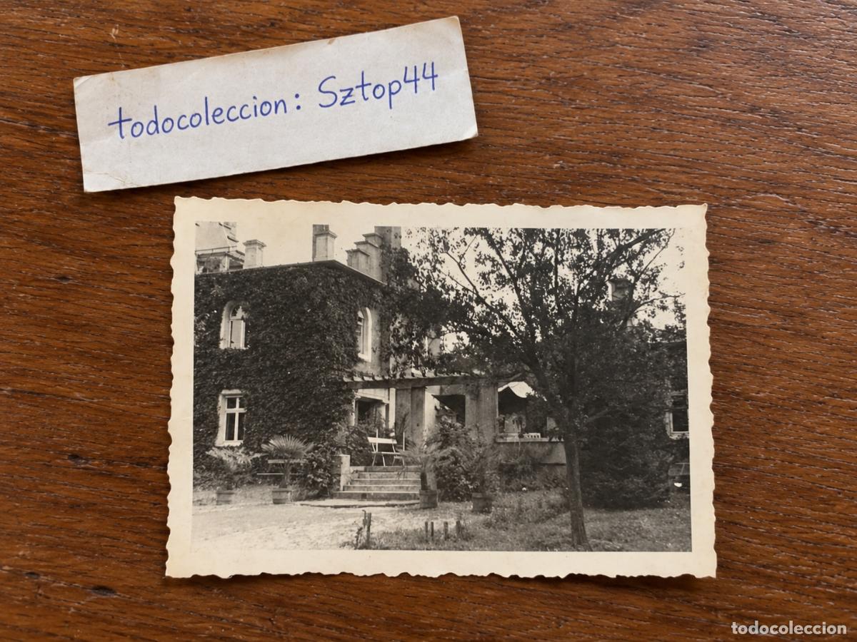 Fotograf&iacute;a antigua: Fotograf&iacute;a Antigua de &Eacute;poca - Fachada de Villa con Hiedra y Jard&iacute;n - A&ntilde;os 40 / Borde Dentado
