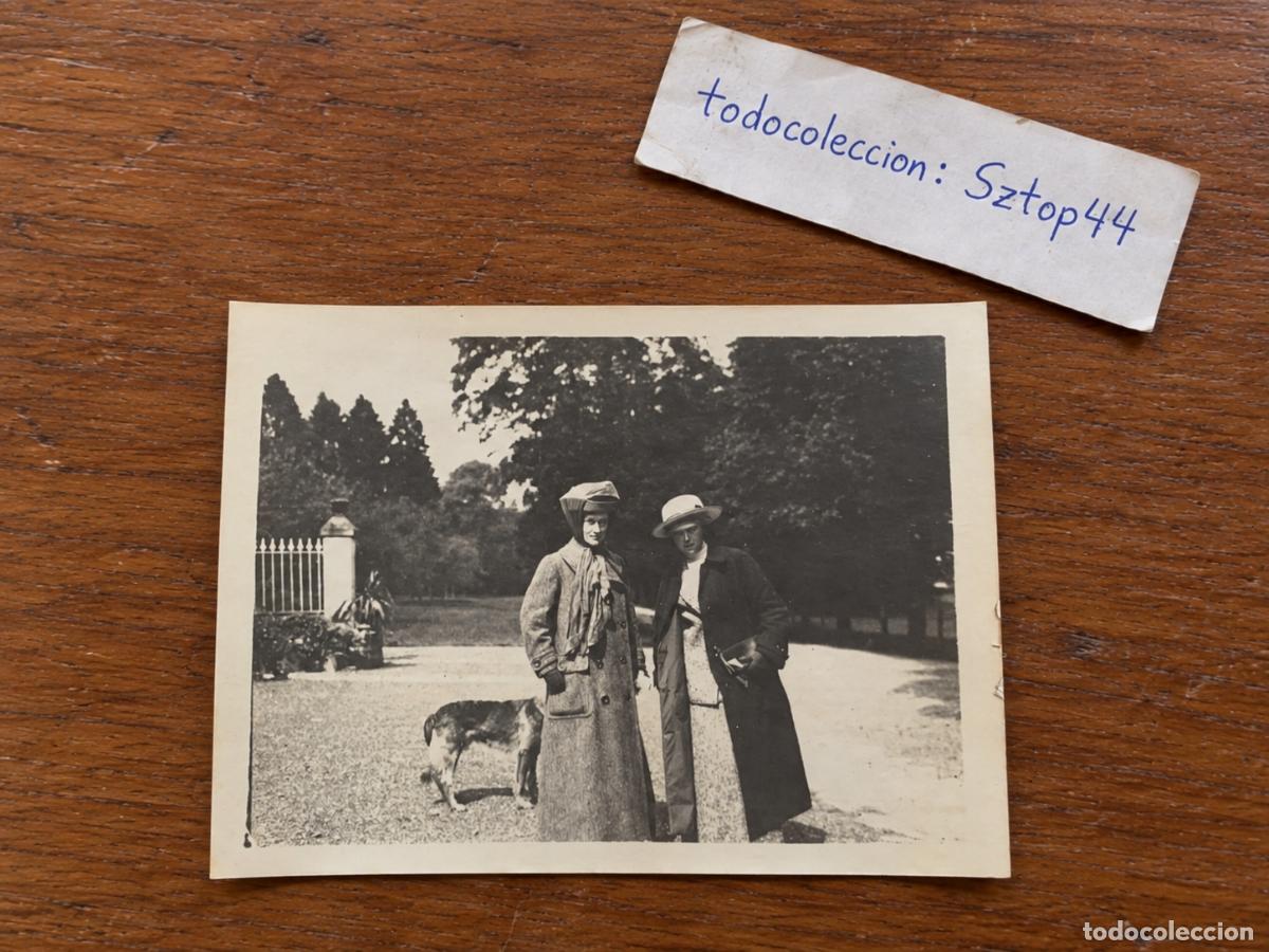 Fotograf&iacute;a antigua: Fotograf&iacute;a Antigua de &Eacute;poca - Dos Damas Elegantes con Perro en Parque de Palacio - C. 1920