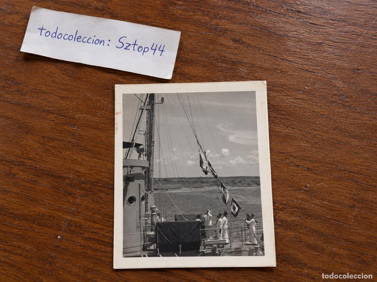 Fotograf&iacute;a antigua: Fotograf&iacute;a Antigua Militar / Marina - Marineros a Bordo de Buque de Guerra con Banderas de Se&ntilde;ales