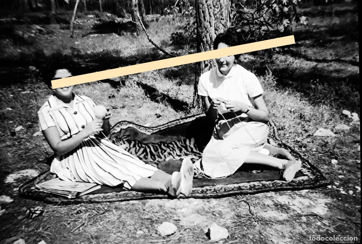 Fotograf&iacute;a antigua: Antiguo negativo de fotograf&iacute;a. Dos mujeres haciendo ganchillo con ovillo de lana al aire libre