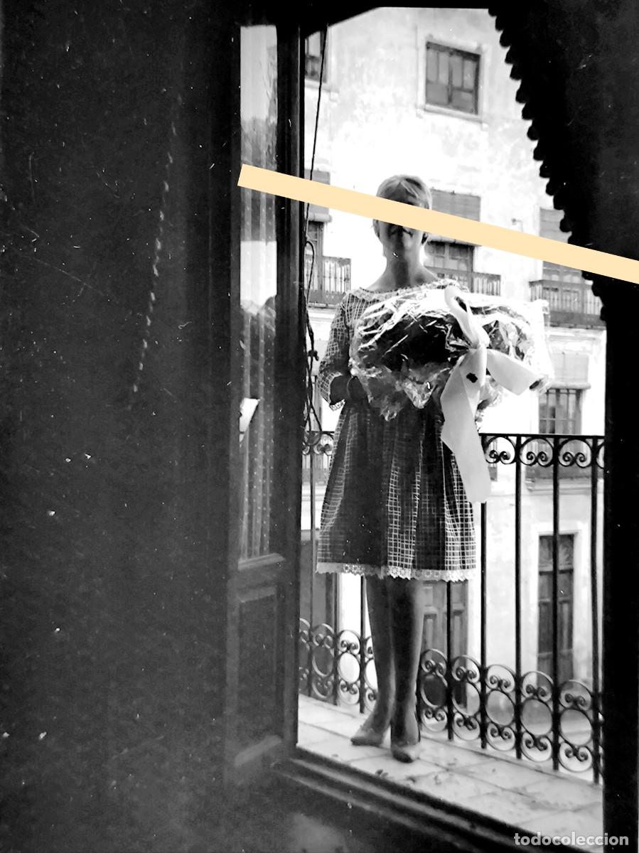 Fotograf&iacute;a antigua: Antiguo negativo de fotograf&iacute;a. Dos mujeres haciendo ganchillo con ovillo de lana al aire libre