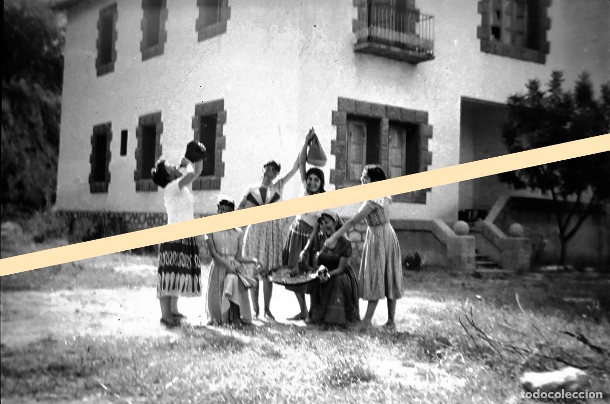 Fotograf&iacute;a antigua: Antiguo negativo de fotograf&iacute;a. Grupo de chicas en una escena festiva al aire libre