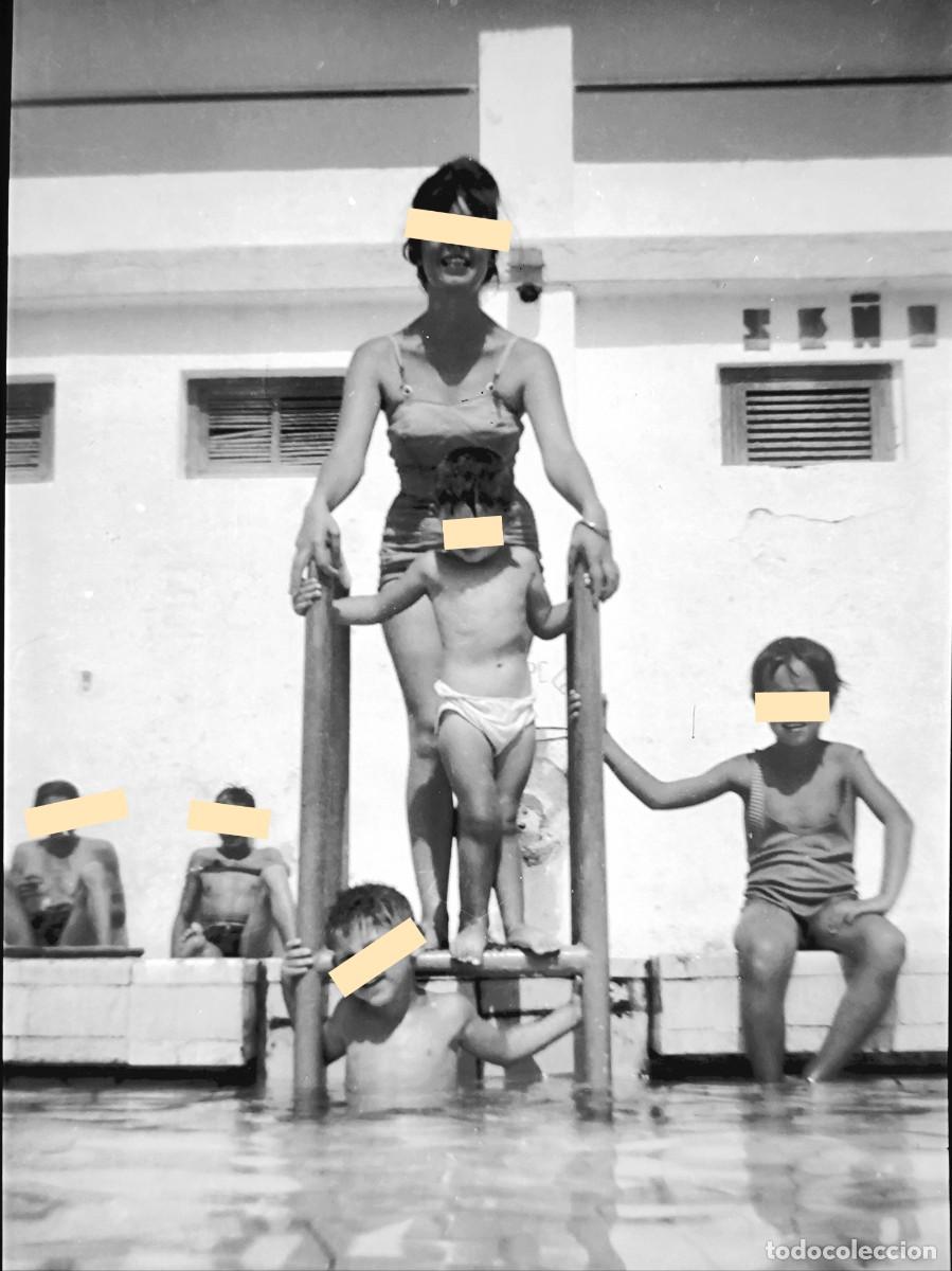 Fotograf&iacute;a antigua: Antiguo negativo de fotograf&iacute;a. Mujer y ni&ntilde;os ba&ntilde;&aacute;ndose en una piscina
