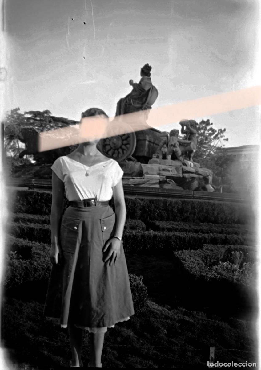 Fotograf&iacute;a antigua: Antiguo negativo de fotograf&iacute;a. Mujer junto a la Fuente de Cibeles. Madrid. A&ntilde;os 40