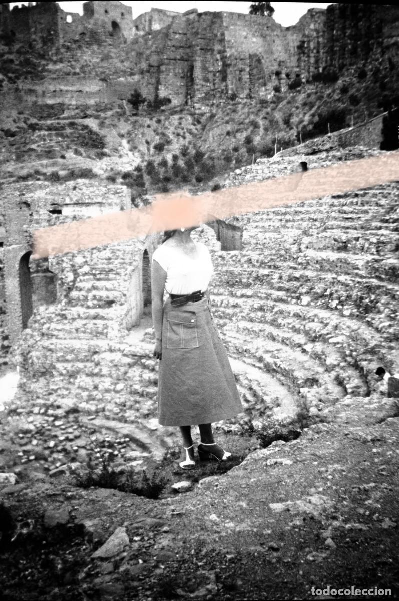 Fotograf&iacute;a antigua: Antiguo negativo de fotograf&iacute;a. Antiguo negativo de fotograf&iacute;a. Mujer en el Teatro Romano de Sagunto