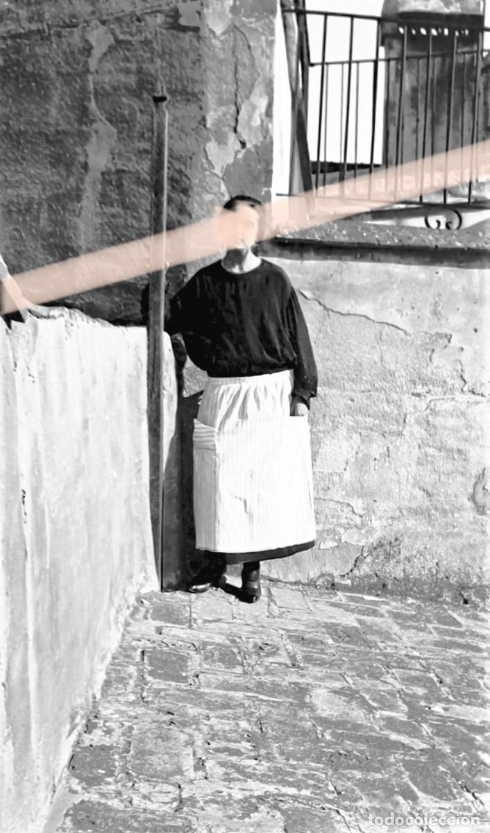 Fotograf&iacute;a antigua: Antiguo negativo de fotograf&iacute;a. Mujer en la terraza de una casa. A&ntilde;os 30/40