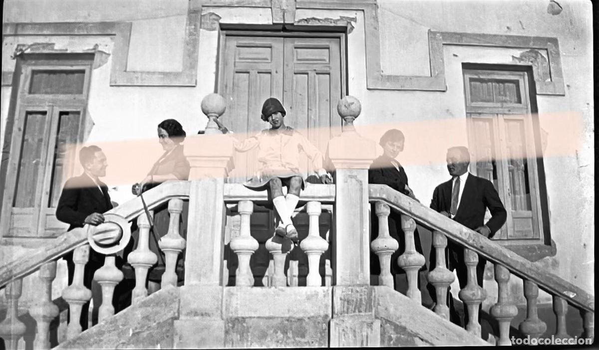 Fotograf&iacute;a antigua: Antiguo negativo de fotograf&iacute;a. Grupo en la escalinata de una casa se&ntilde;orial. A&ntilde;os 30