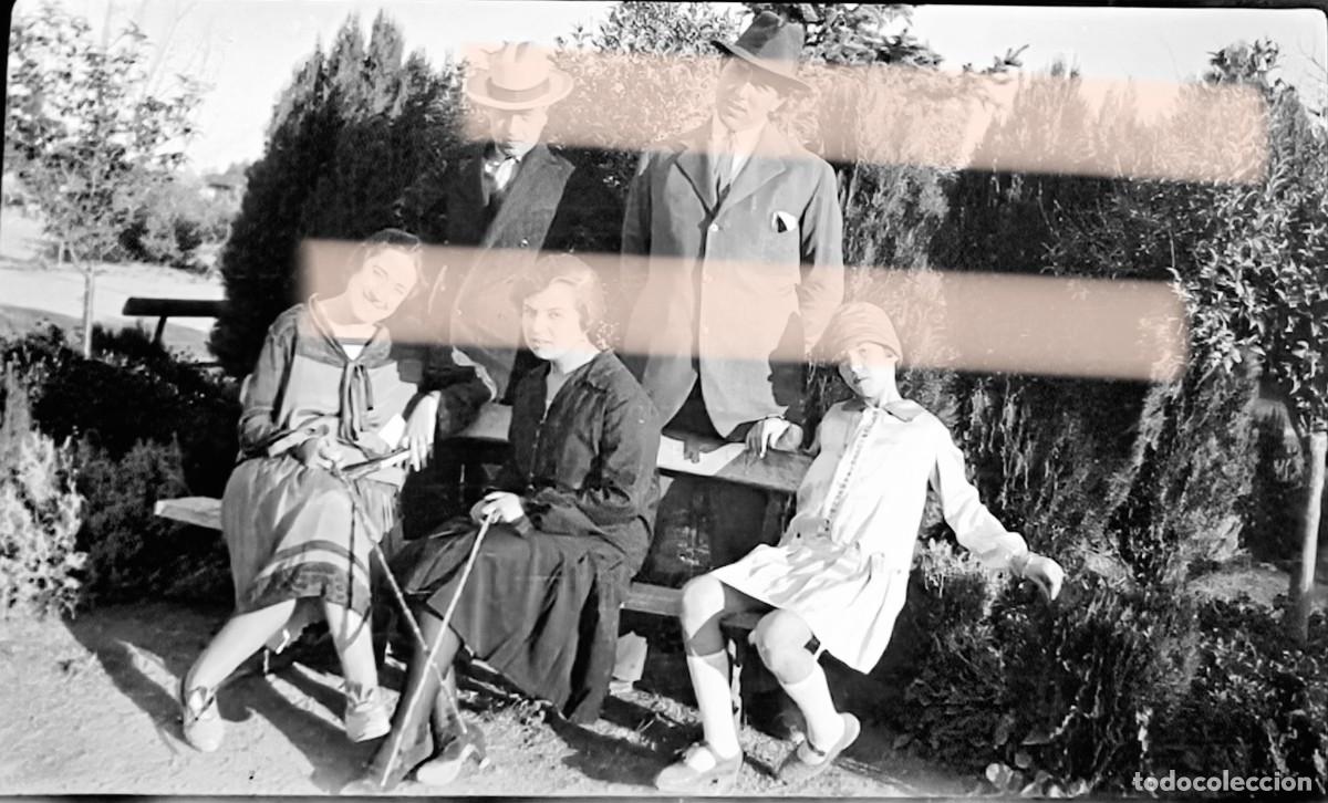 Fotograf&iacute;a antigua: Antiguo negativo de fotograf&iacute;a. Grupo de hombres y mujeres posando en un jard&iacute;n. A&ntilde;os 30