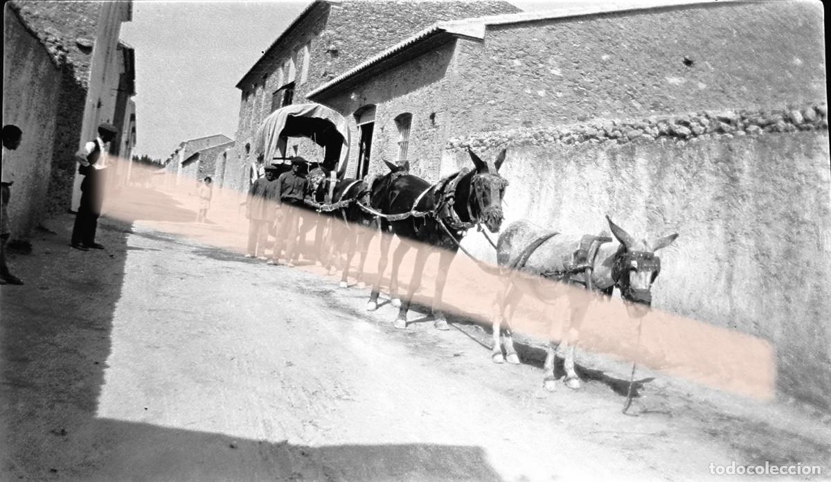 Fotograf&iacute;a antigua: Antiguo negativo de fotograf&iacute;a. Carro de transporte con caballer&iacute;as en un pueblo. A&ntilde;os 30