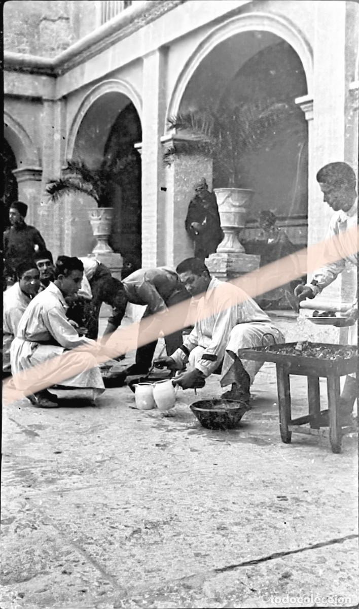 Fotograf&iacute;a antigua: Antiguo negativo de fotograf&iacute;a. Preparaci&oacute;n colectiva de alimentos en un patio porticado. A&ntilde;os 30