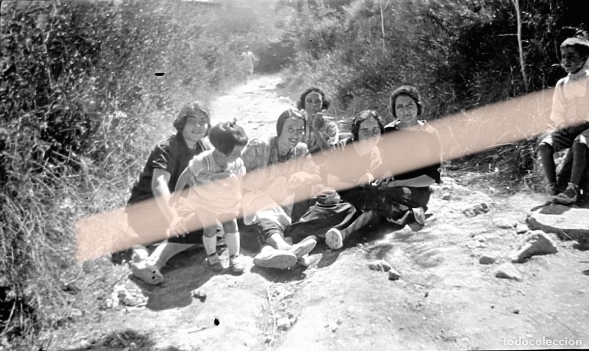Fotograf&iacute;a antigua: Antiguo negativo de fotograf&iacute;a. Mujeres y ni&ntilde;os descansando junto a un camino rural. A&ntilde;os 30