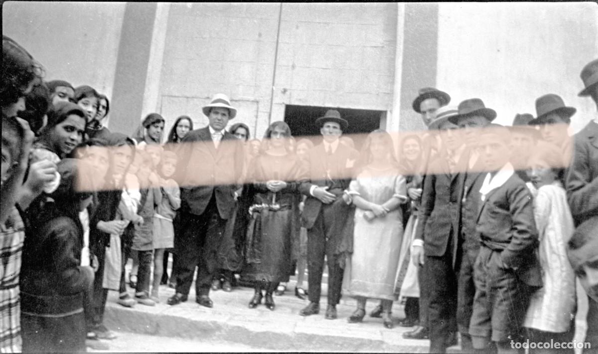 Fotograf&iacute;a antigua: Antiguo negativo de fotograf&iacute;a. Multitud de vecinos reunidos tras una ceremonia. A&ntilde;os 30