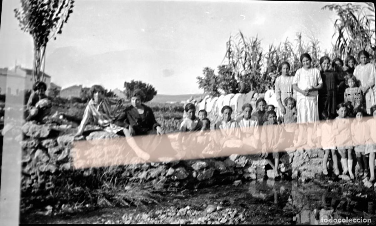 Fotograf&iacute;a antigua: Antiguo negativo de fotograf&iacute;a. Mujeres y ni&ntilde;os junto a un maizal. A&ntilde;os 30