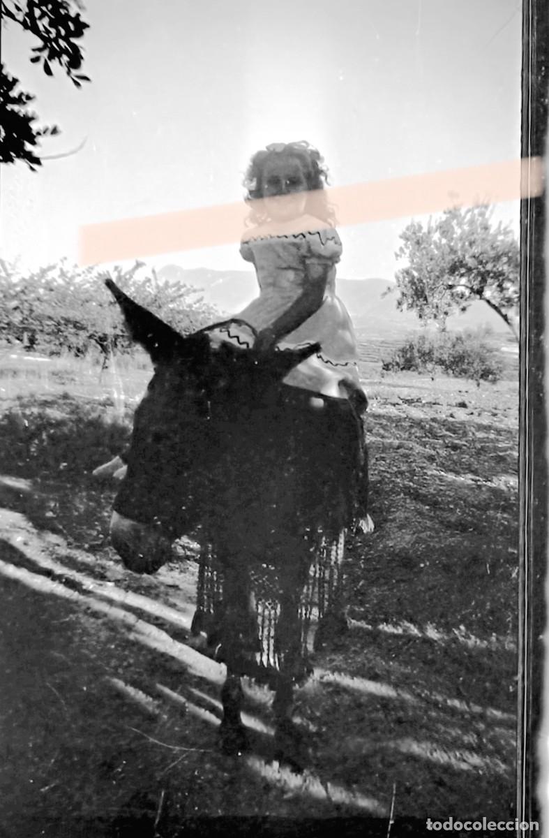 Fotograf&iacute;a antigua: Antiguo negativo de fotograf&iacute;a. Ni&ntilde;a montada en un burro en el campo. A&ntilde;os 30