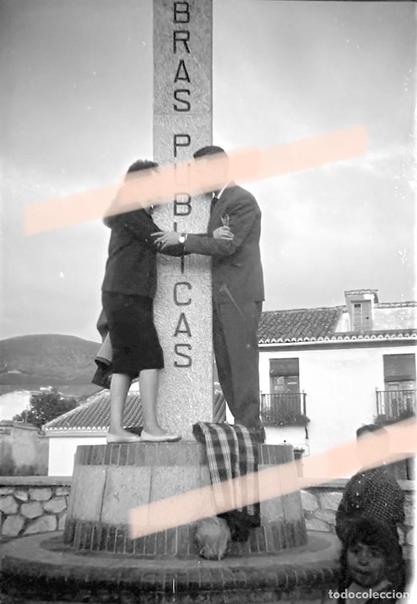 Fotograf&iacute;a antigua: Antiguo negativo de fotograf&iacute;a. Pareja junto a un monumento de Obras P&uacute;blicas. A&ntilde;os 30