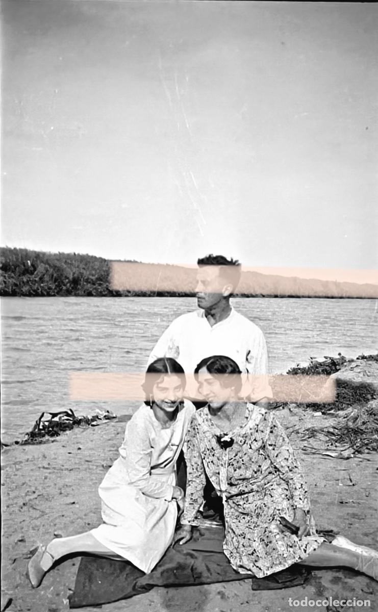 Fotograf&iacute;a antigua: Antiguo negativo de fotograf&iacute;a. Dos mujeres y un hombre junto a un r&iacute;o. A&ntilde;os 30