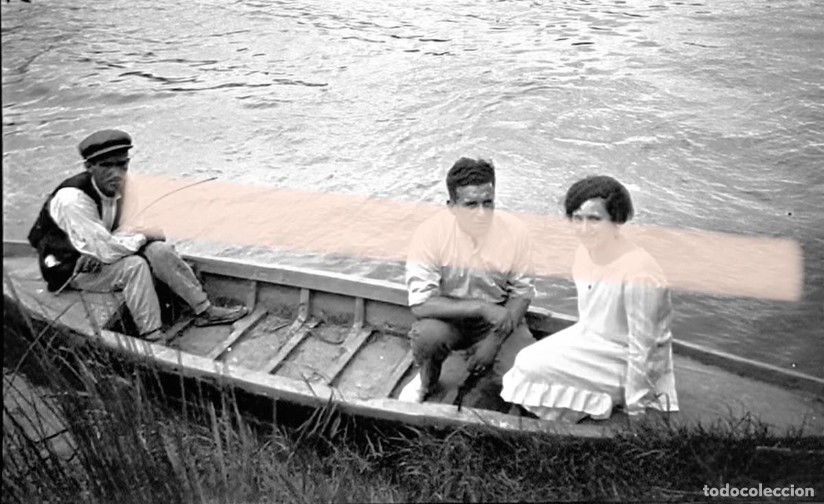 Fotograf&iacute;a antigua: Antiguo negativo de fotograf&iacute;a. Mujer y hombres en una barca. A&ntilde;os 30
