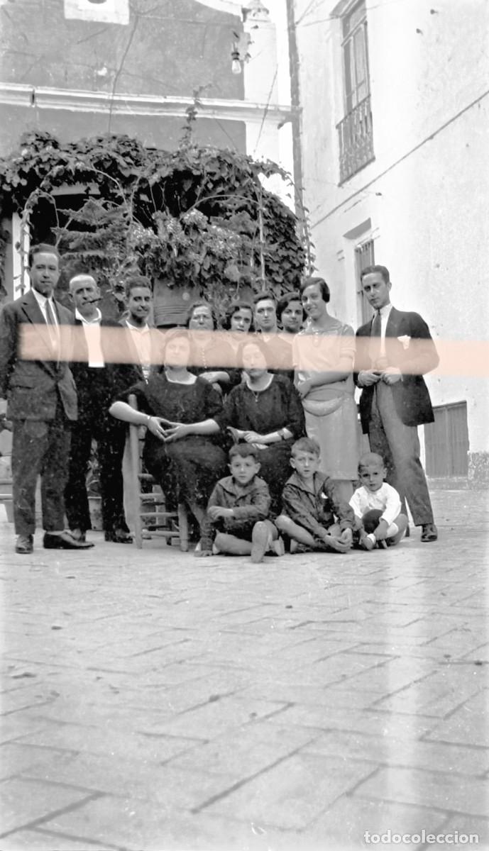 Fotograf&iacute;a antigua: Antiguo negativo de fotograf&iacute;a. Grupo de vecinos posando bajo una parra. A&ntilde;os 30