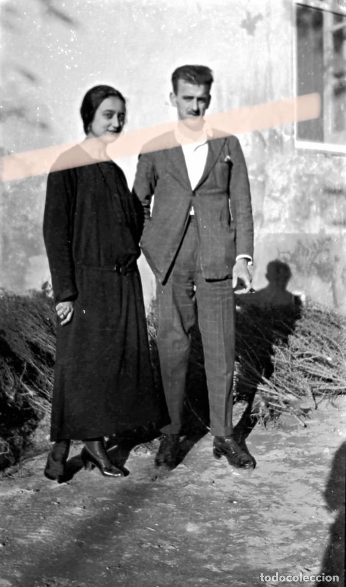 Fotograf&iacute;a antigua: Antiguo negativo de fotograf&iacute;a. Pareja joven posando en un entorno rural. A&ntilde;os 30
