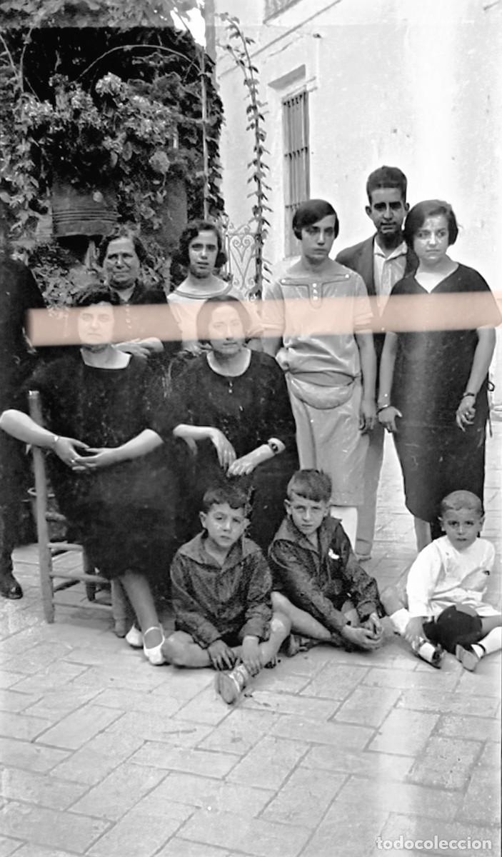 Fotograf&iacute;a antigua: Antiguo negativo de fotograf&iacute;a. Mujeres y ni&ntilde;os reunidos bajo una parra. A&ntilde;os 30