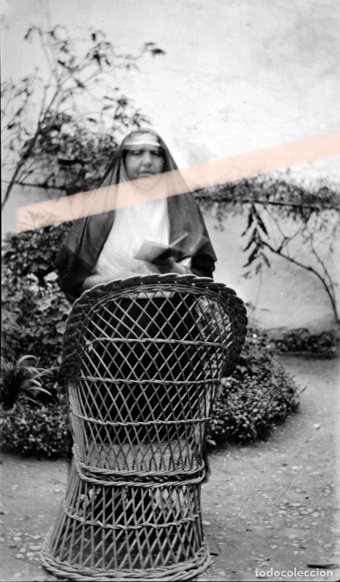 Fotograf&iacute;a antigua: Antiguo negativo de fotograf&iacute;a. Religiosa leyendo en un jard&iacute;n. A&ntilde;os 30