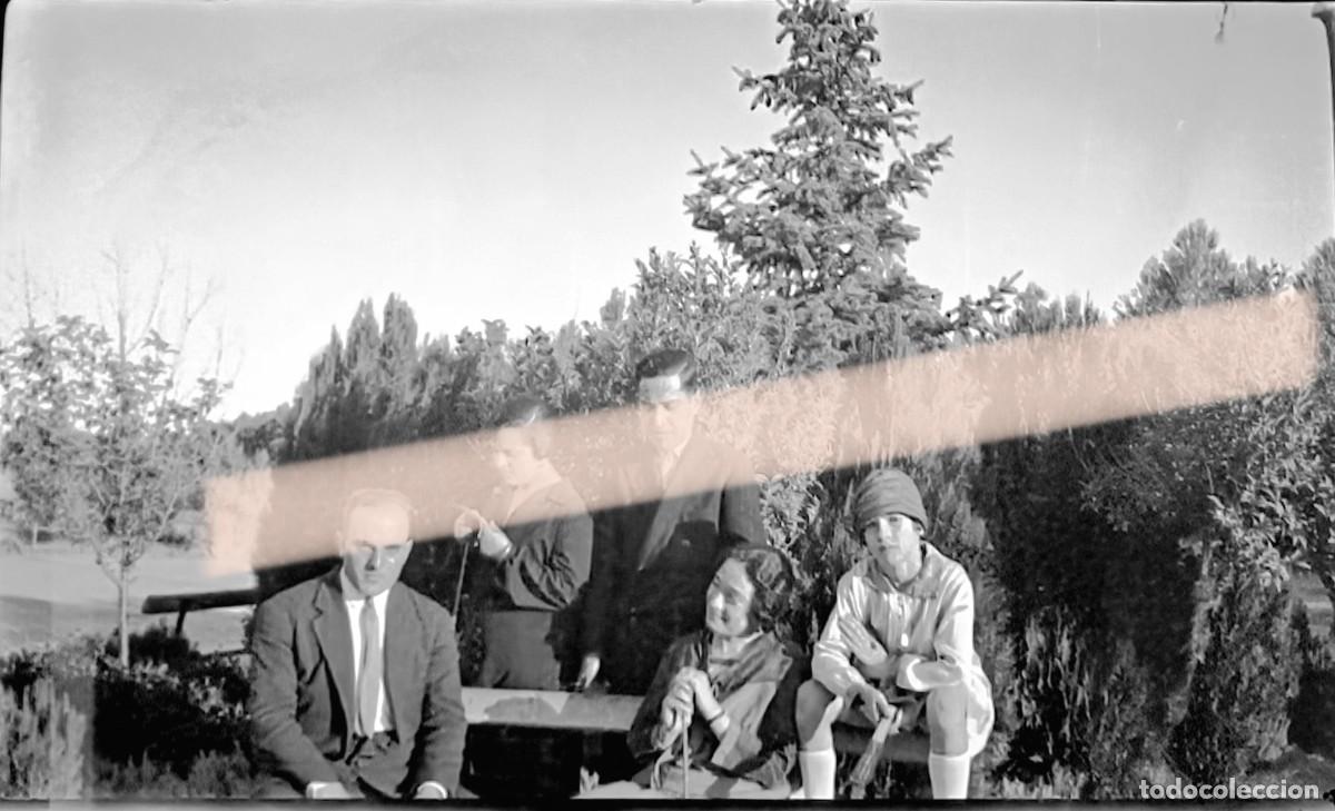 Fotograf&iacute;a antigua: Antiguo negativo de fotograf&iacute;a. Grupo reunido en un jard&iacute;n. A&ntilde;os 30
