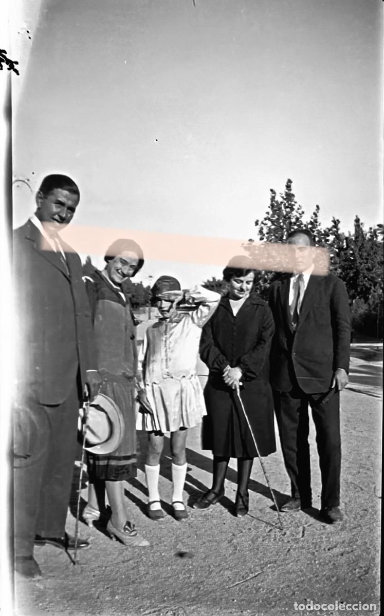 Fotograf&iacute;a antigua: Antiguo negativo de fotograf&iacute;a. Posando bajo el sol. A&ntilde;os 30