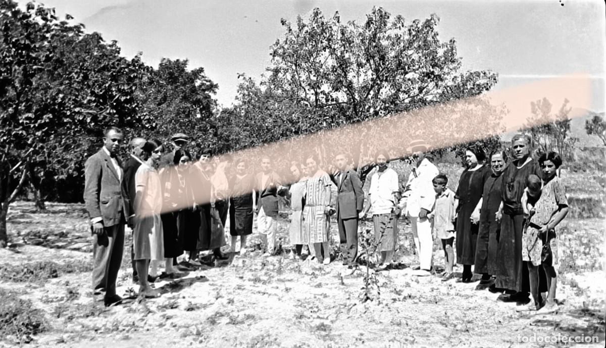 Fotograf&iacute;a antigua: Antiguo negativo de fotograf&iacute;a. Reuni&oacute;n vecinal en el campo. A&ntilde;os 30